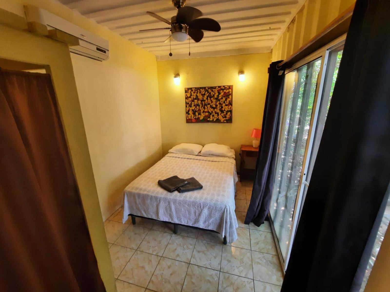 Roatan Backpackers' Hostel Sandy Bay Bagian luar foto