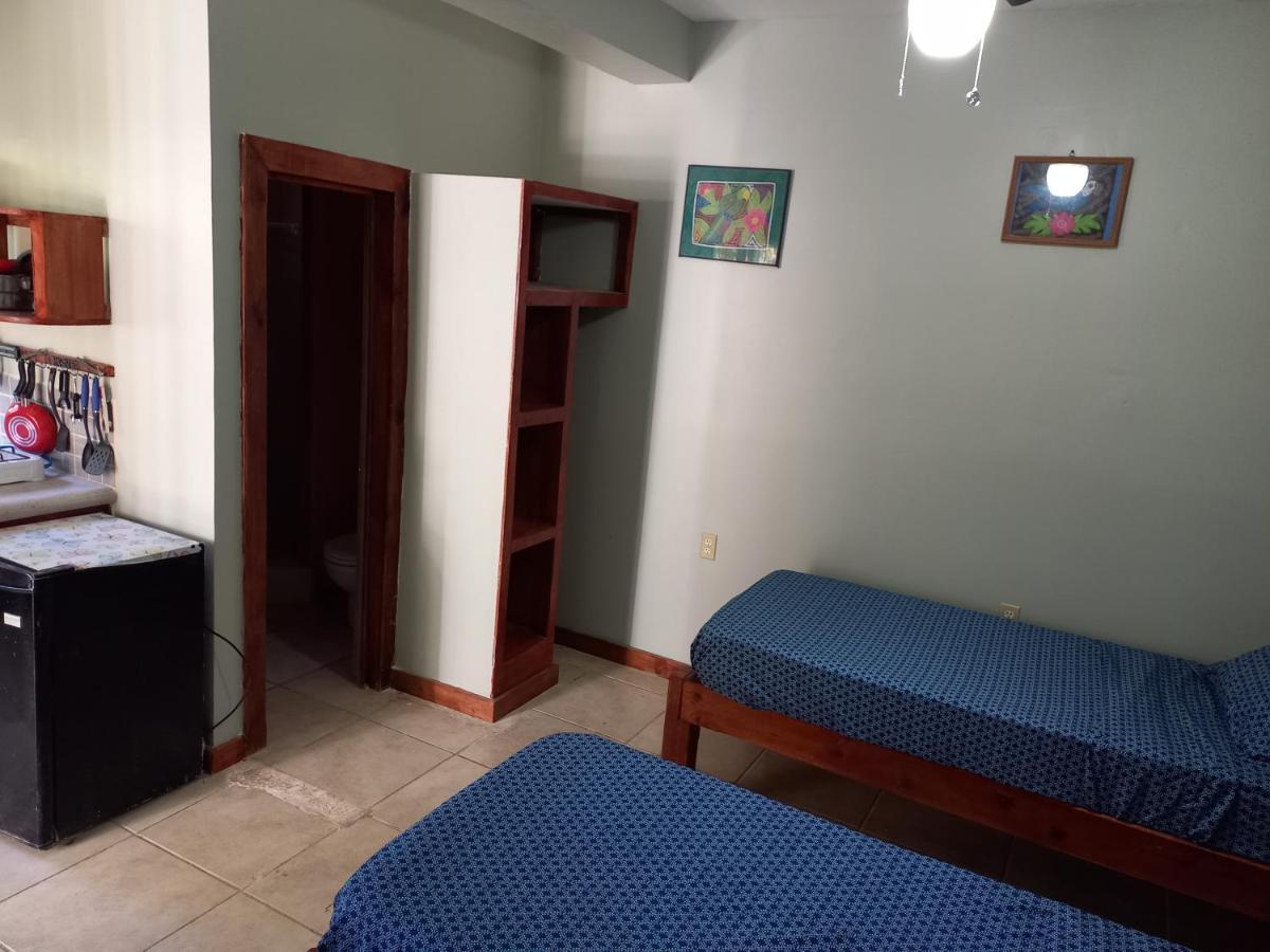Roatan Backpackers' Hostel Sandy Bay Bagian luar foto