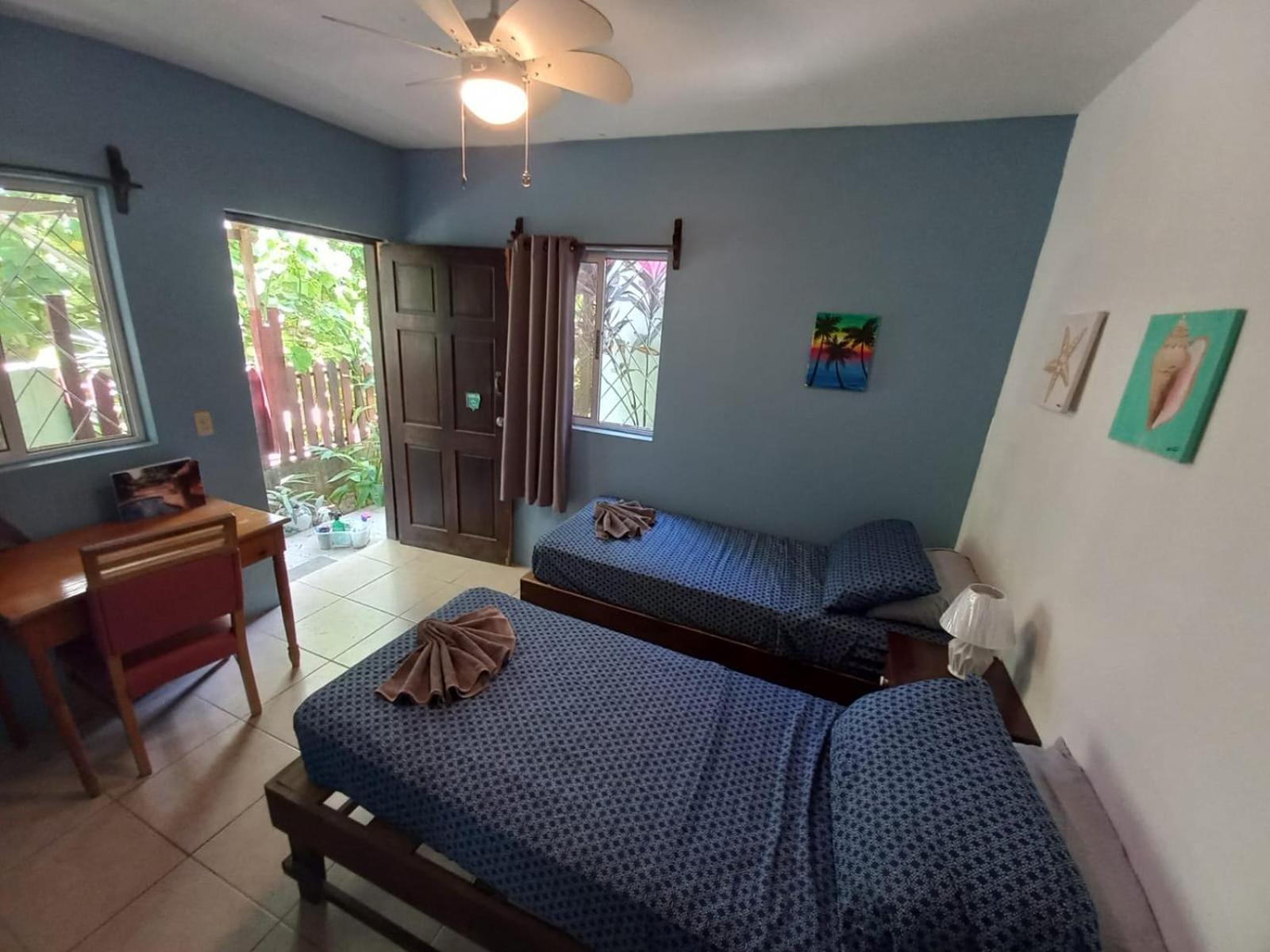 Roatan Backpackers' Hostel Sandy Bay Bagian luar foto