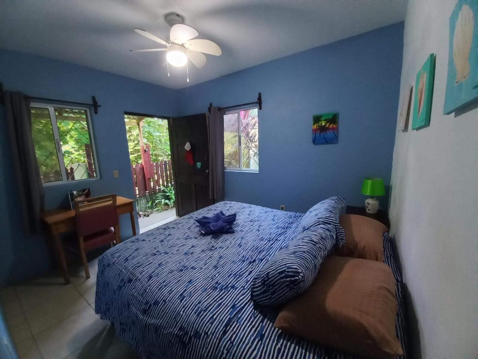 Roatan Backpackers' Hostel Sandy Bay Bagian luar foto